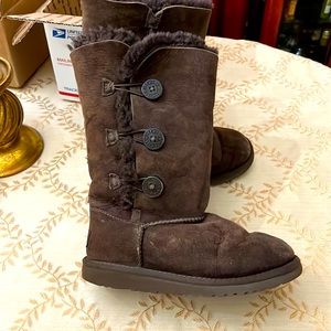 Ugg, triple Bailey button , brown size 2, kids